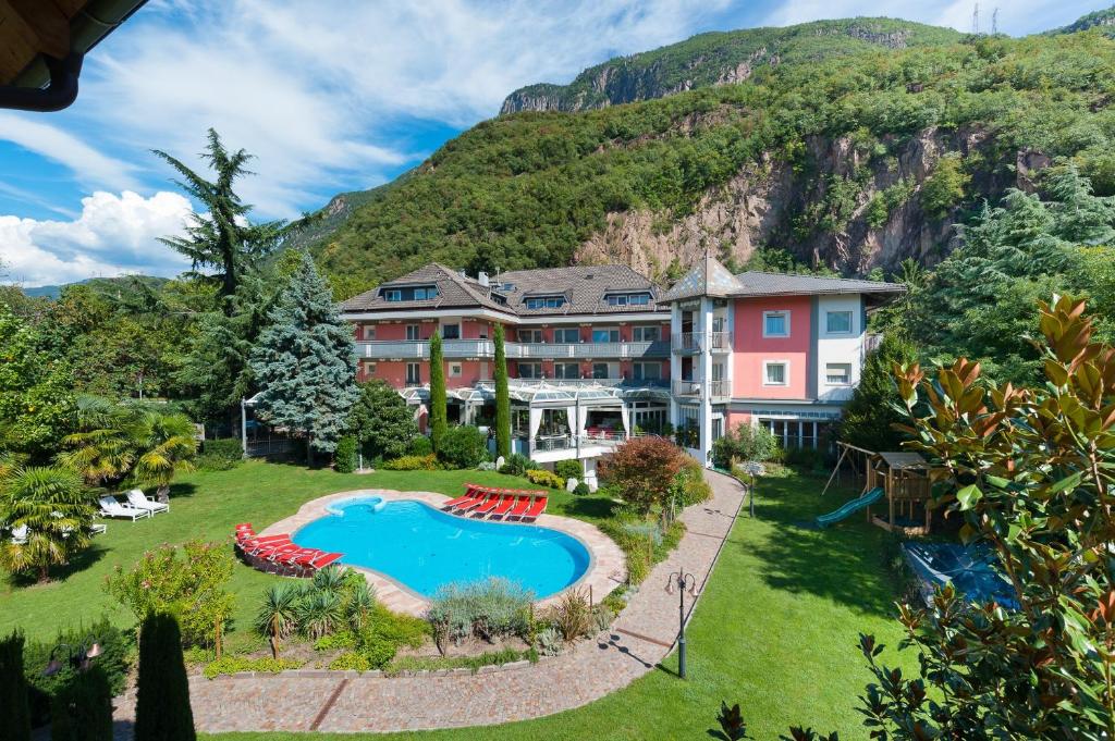 博尔扎诺沃斯商务度假公园酒店的享有带游泳池的度假村外部景致