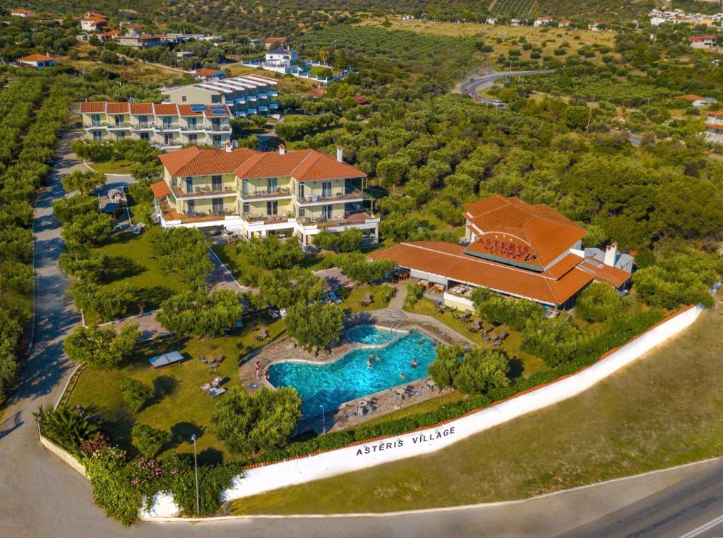 基拉奇尼菀村酒店的享有带游泳池的家的空中景致
