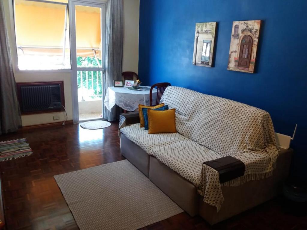 里约热内卢Aconchego da te的带沙发和蓝色墙壁的客厅
