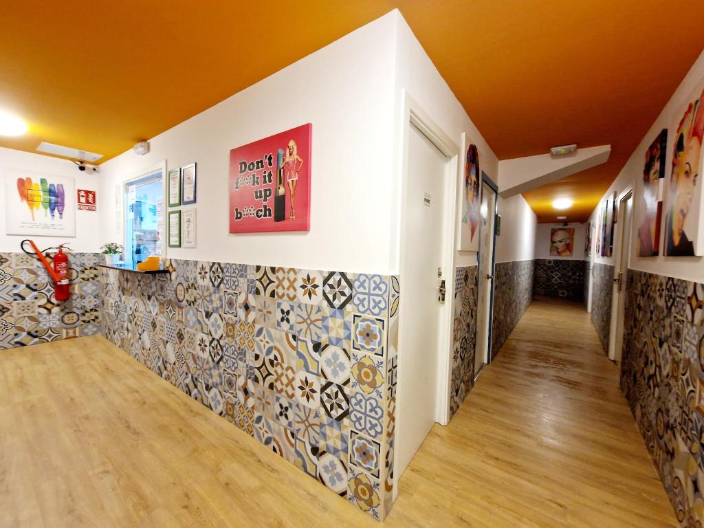 巴塞罗那Arc House Barcelona的墙壁上铺着瓷砖的走廊