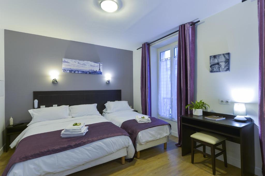 巴黎塞纳码头酒店的一间卧室配有一张床、一张书桌和一个窗户。