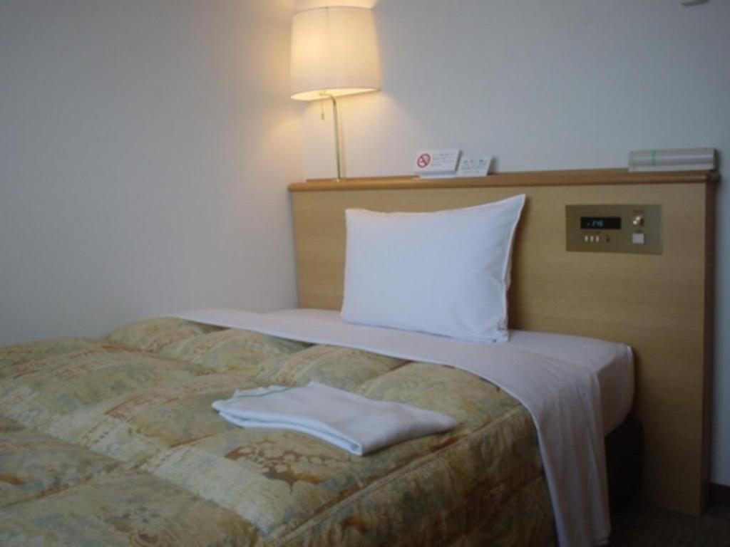 FukuroiCosmo Inn - Vacation STAY 42006v的酒店客房的床铺上配有白色毛巾
