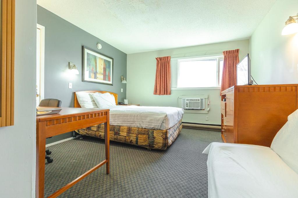 基洛纳加拿大基洛纳最佳价值旅馆的酒店客房配有两张床和一张书桌
