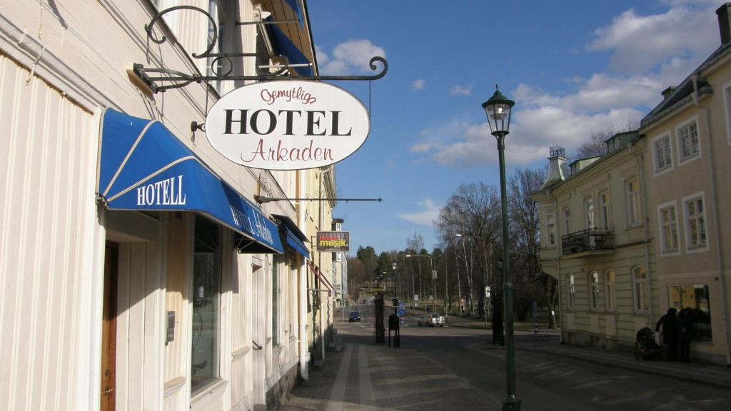 阿尔维卡阿尔卡登酒店的街道旁酒店标志