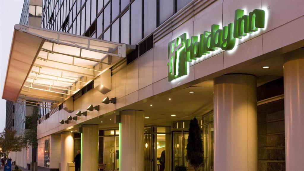 华盛顿Holiday Inn Washington Capitol-National Mall, an IHG Hotel的建筑的侧面有标志