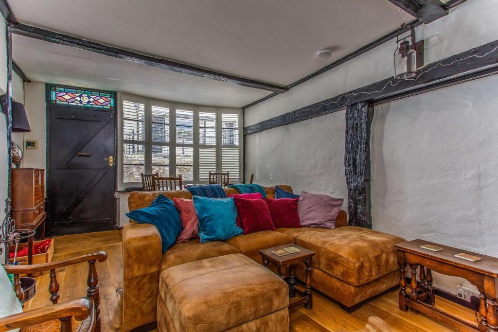 海斯廷斯Modern living, Charming Old Town Cottage的客厅设有大沙发和窗户。