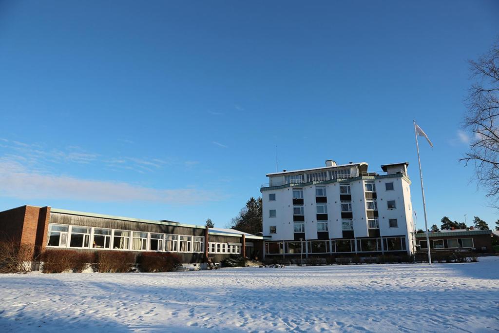 StabekkHostel Oslofjord的前面有雪的建筑