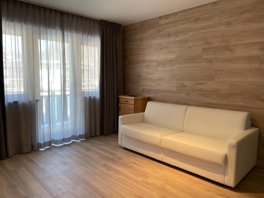 摩德纳迪-坎皮格里奥Appartamento del rosengarten的客厅配有白色的沙发和窗户。