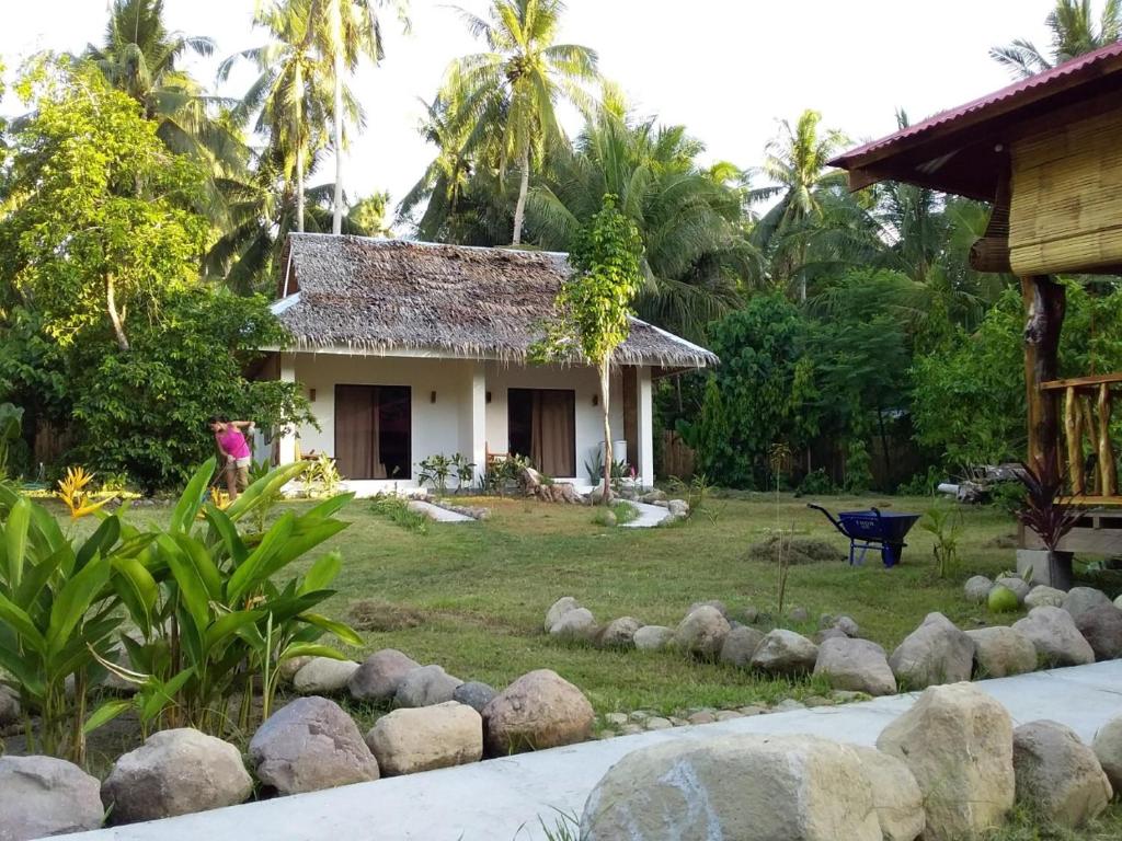 曼巴豪Happy Coconut Camiguin的院子中间的房子