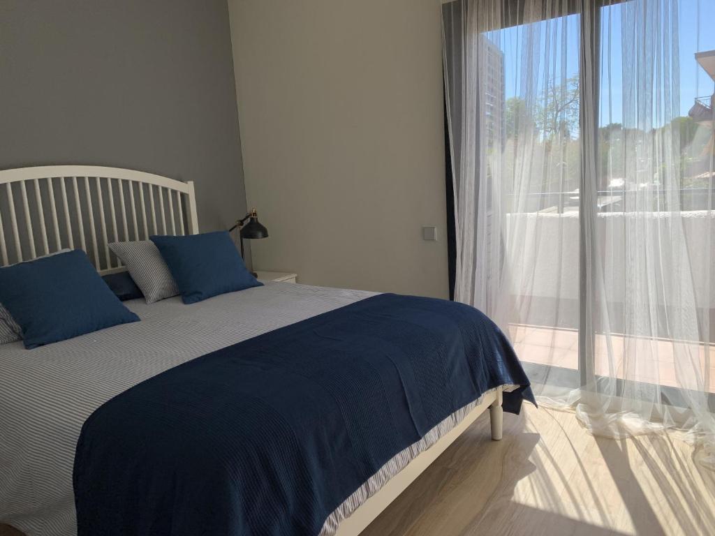 克尤伯厄拉斯Stylish Beach House 600m to sea的一间卧室设有一张床和一个大窗户