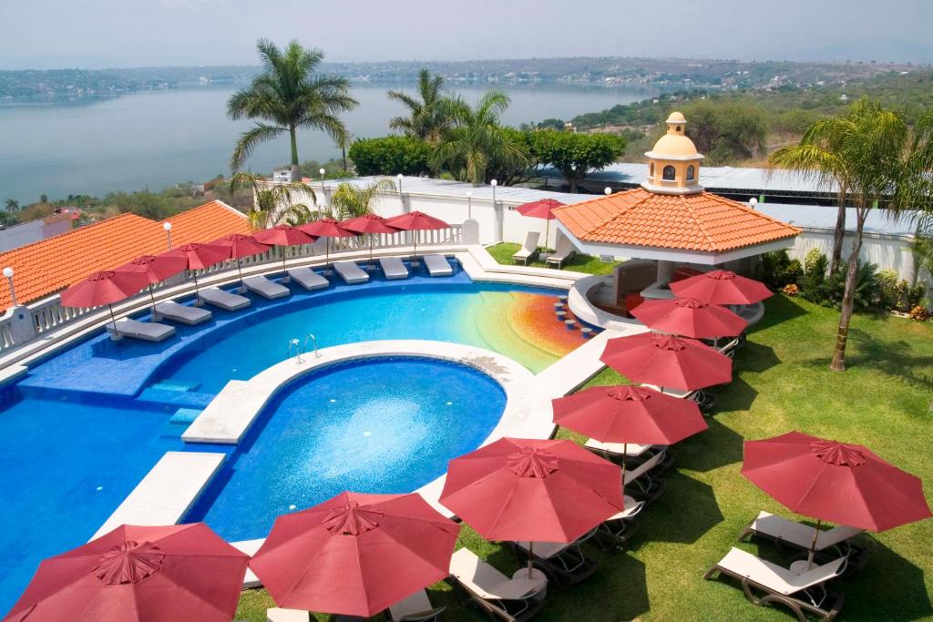 特克塞丁戈艾克瑟拉里斯会议及Spa大酒店 的享有带红伞的度假村游泳池的顶部景致