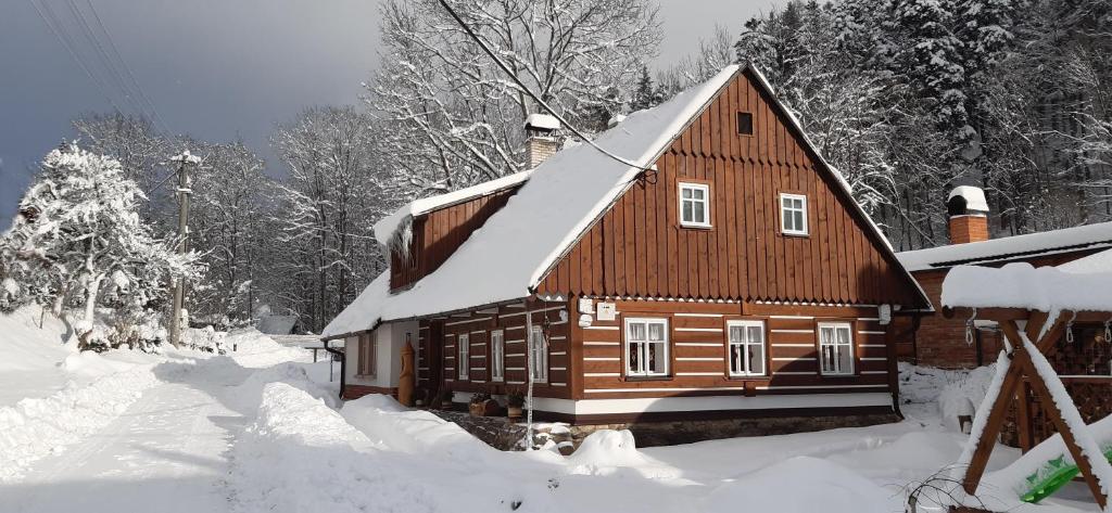 切尔尼杜尔Chalupa Čistá v Krkonoších 8的屋顶上积雪的木屋