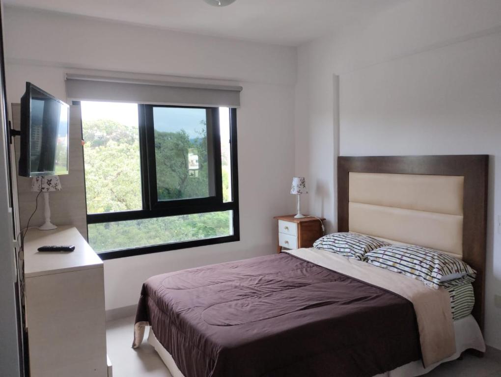圣萨尔瓦多德朱Departamento XIBI的一间卧室设有一张床和一个窗口