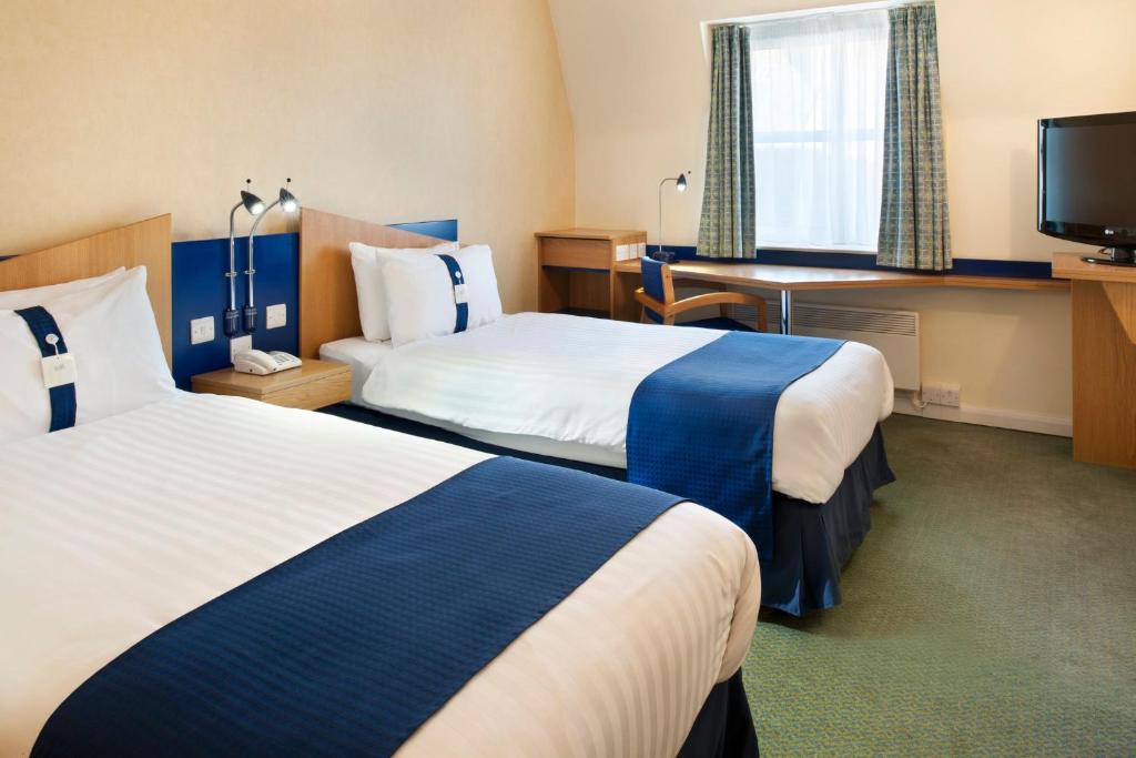阿伯丁快捷假日阿伯丁市中心酒店的酒店客房设有两张床和电视。