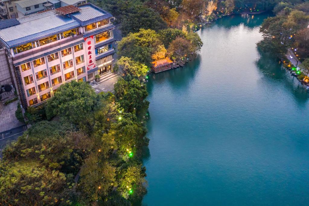 桂林桂林榕湖静观茗楼度假酒店（榕湖美景）的享有河边建筑物的空中景致