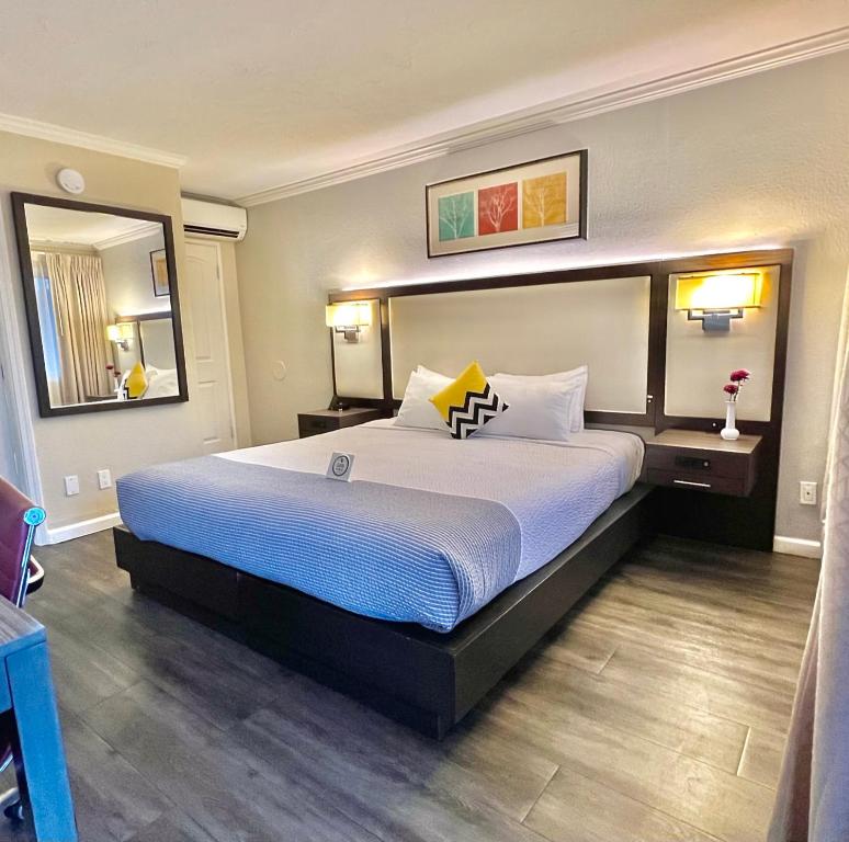 帕罗奥多帕洛阿尔托戴斯酒店的一间卧室,卧室内配有一张大床