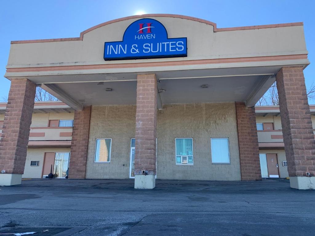 黑泽尔伍德Haven Inn & Suites St Louis Hazelwood - Airport North的带有标志的旅馆和套房