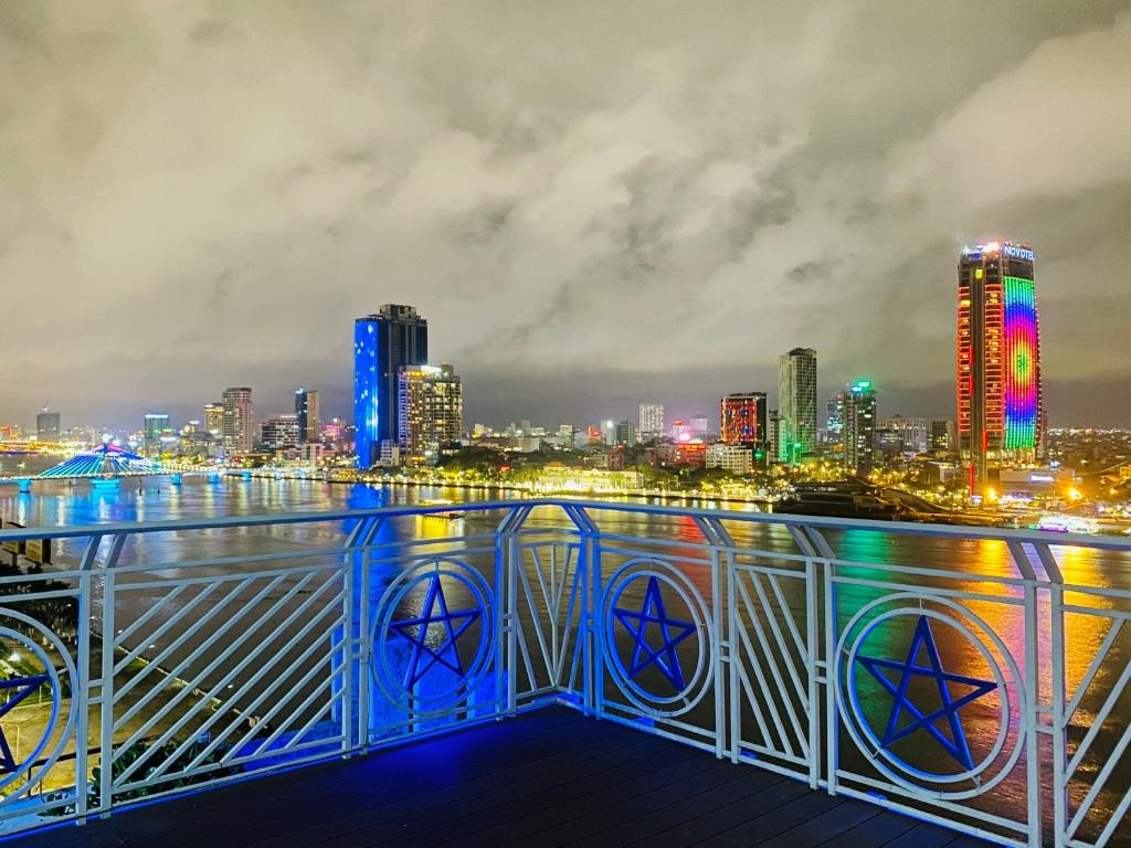 岘港Star City Riverside Hotel By Haviland的享有城市天际线的美景。