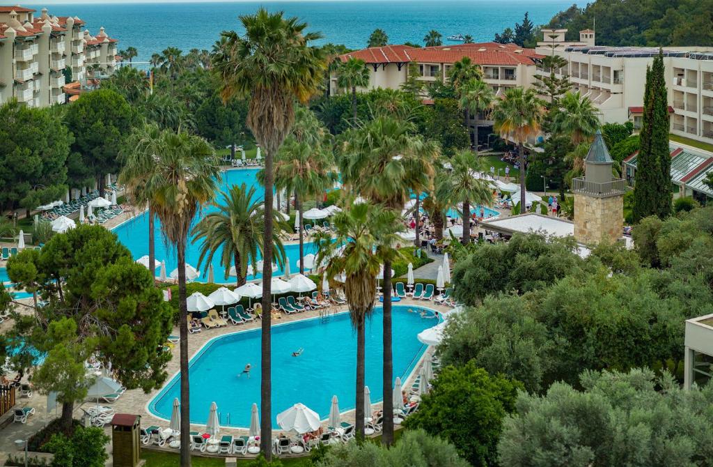 锡德Barut Hemera - Ultra All Inclusive的享有棕榈树度假村游泳池的空中景致
