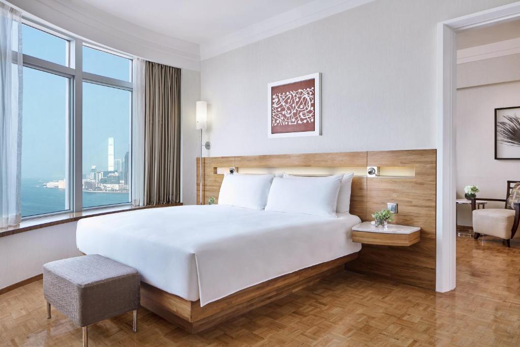 香港铜锣湾如心酒店的一间卧室设有一张大床和大窗户