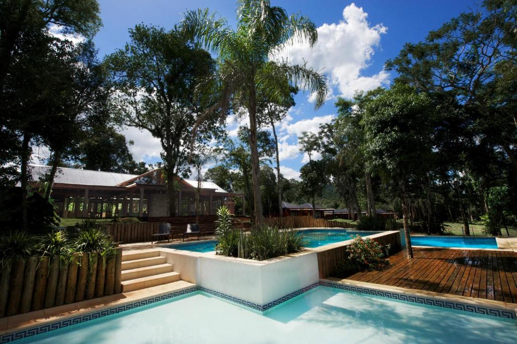 萨尔多斯德莫克纳拉米西翁摩可拿酒店 - 丛林小屋的房屋前的游泳池