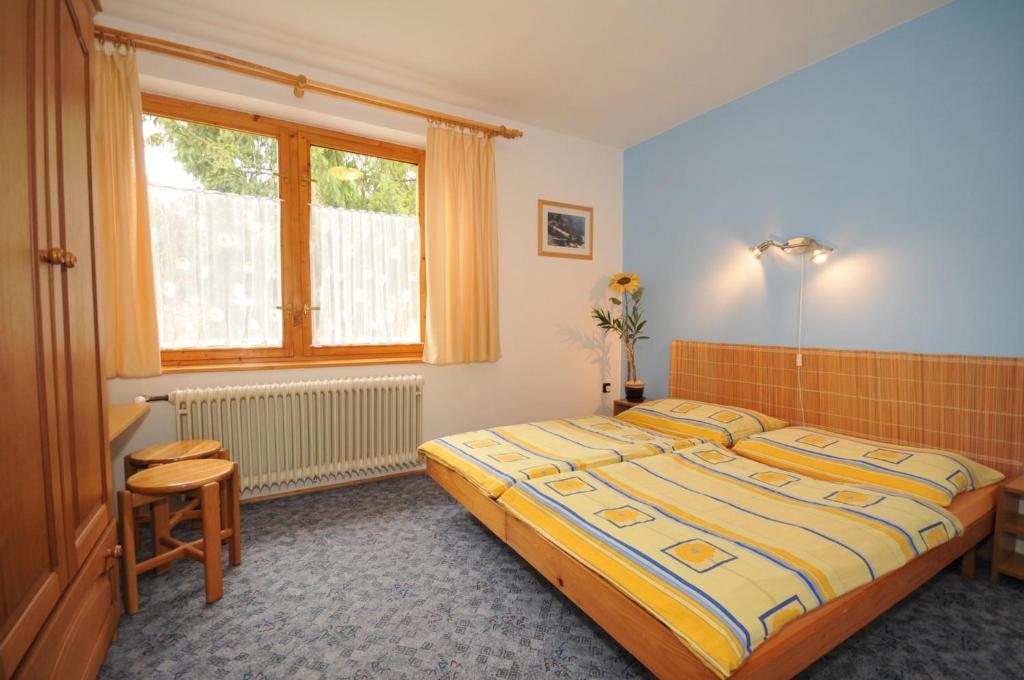 利普托斯基米库拉斯Katka a Martin samostatný apartmán s vlastným vchodom的一间卧室设有一张大床和一个窗户。