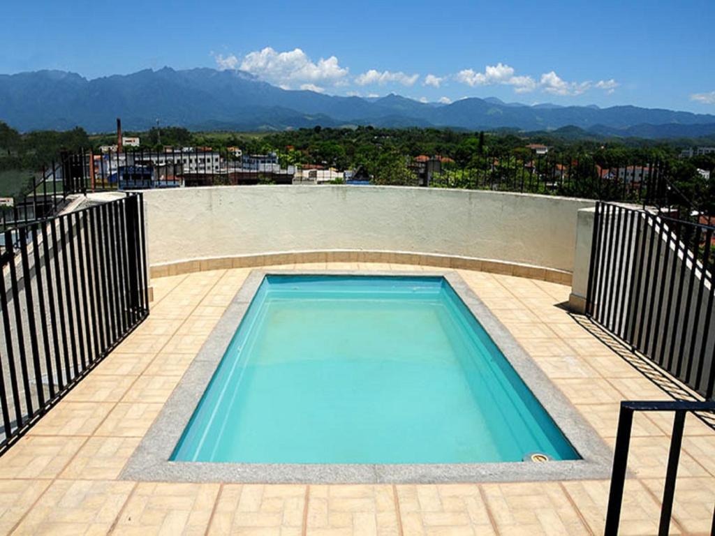 雷森迪Scala Residence Hotel的一座大楼顶部的游泳池