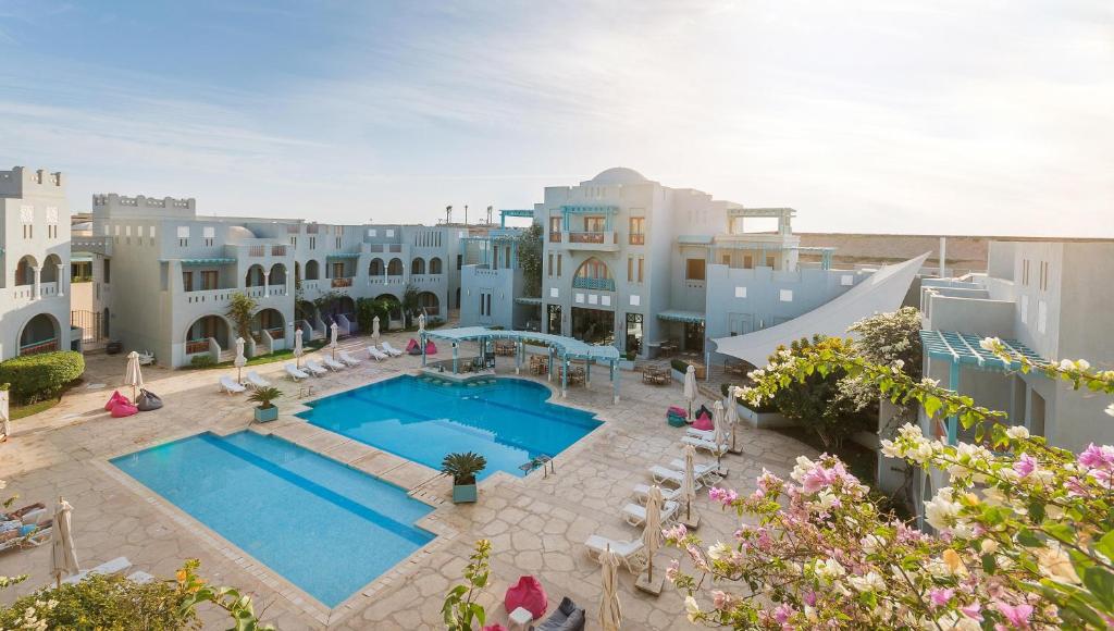 赫尔格达Fanadir Hotel El Gouna的享有酒店空中美景,设有游泳池