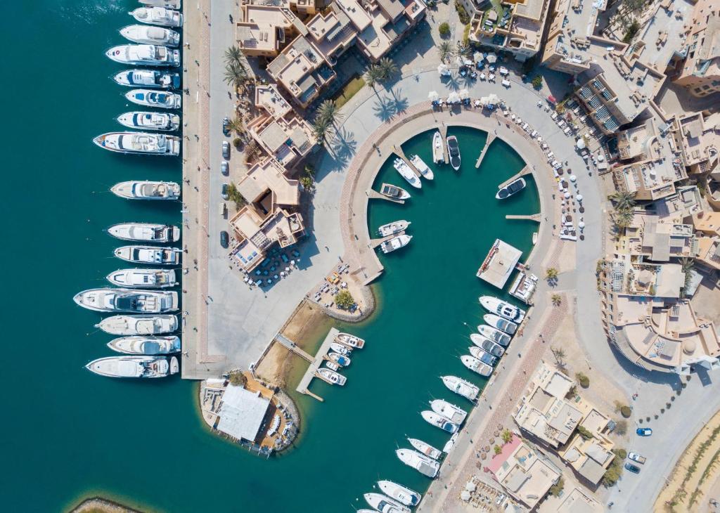 赫尔格达船长旅馆的享有码头的空中景致,设有船只