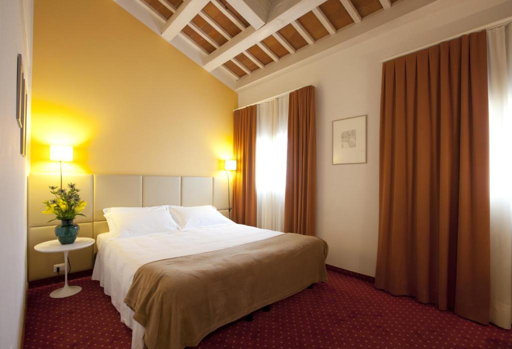 黎莱斯圣塔科罗娜酒店客房内的一张或多张床位