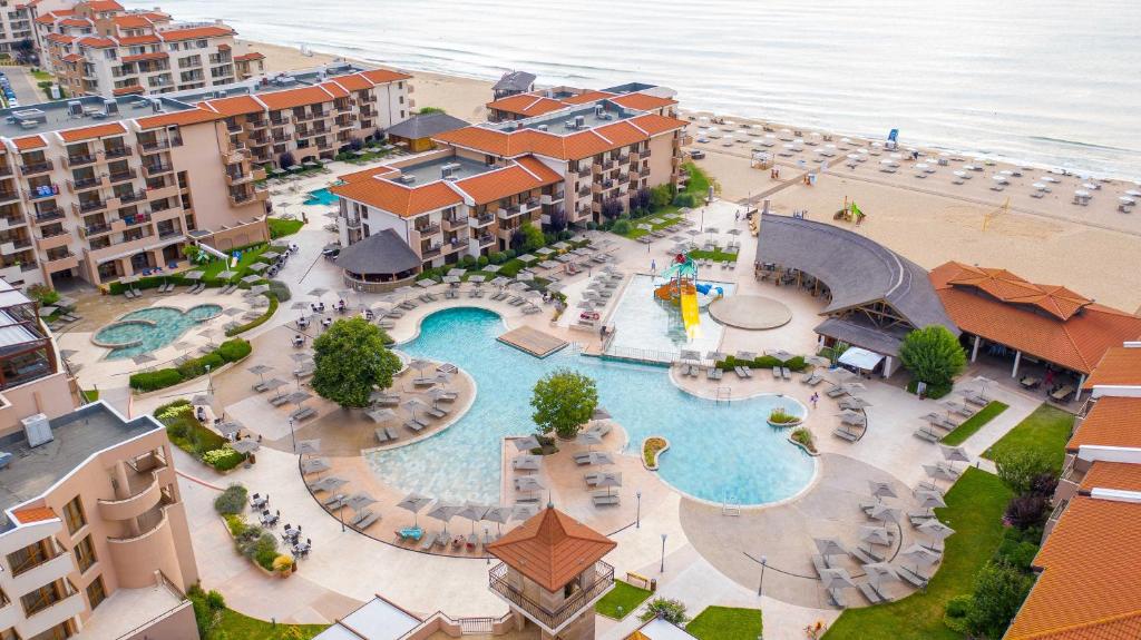 奥布佐尔HVD Club Hotel Miramar - 24 Hours Ultra All Inclusive的享有带游泳池的度假村的空中景致