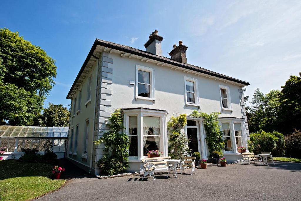 穆林加尔Glenmore House B&B Mullingar的一座白色的房子,上面有雕像