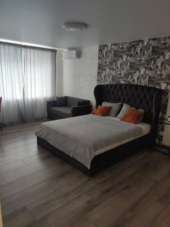 克列缅丘格Boulevard的一间卧室配有一张大床和一张沙发
