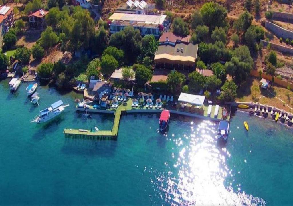 博兹布伦Aphrodite Hotel Bozburun的享有码头的空中景色,在水中划船