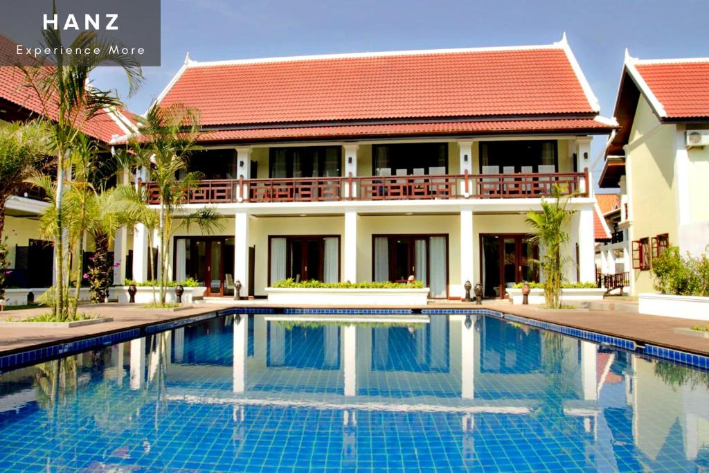 琅勃拉邦Sunrise Hotel Luang Prabang MekongRiver的别墅前设有游泳池
