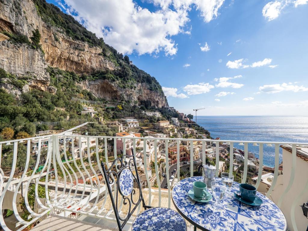 波西塔诺Artist House in Positano的阳台享有阿马尔菲海岸(amalfi coast)的景致。