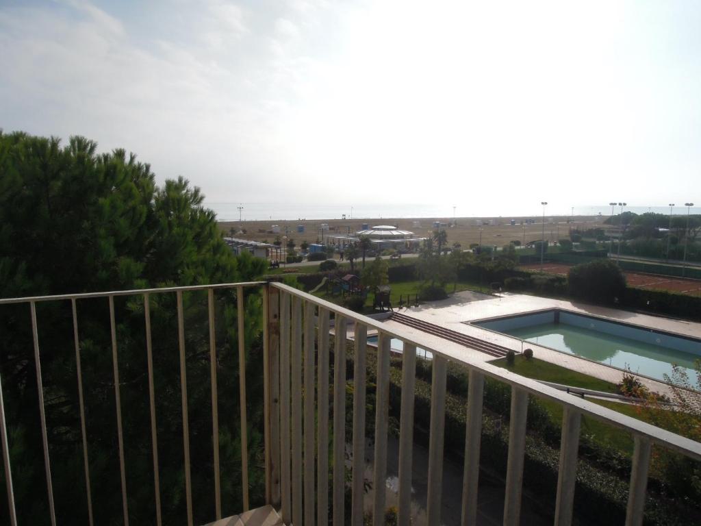 比比翁Homely 1 bedroom flat with side sea view的一个带围栏和游泳池的阳台