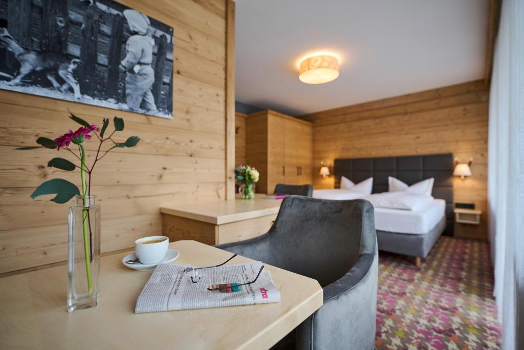 哈尔布莱希本瓦尔德西酒店的一间酒店客房,配有一张床和一张花瓶桌子