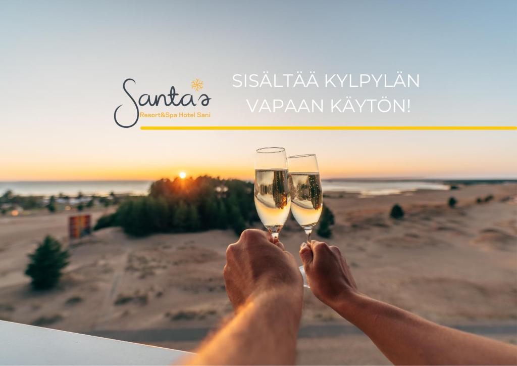 卡拉约基Santa's Resort & Spa Hotel Sani Apartments的一名男子在海滩上持有两杯香槟