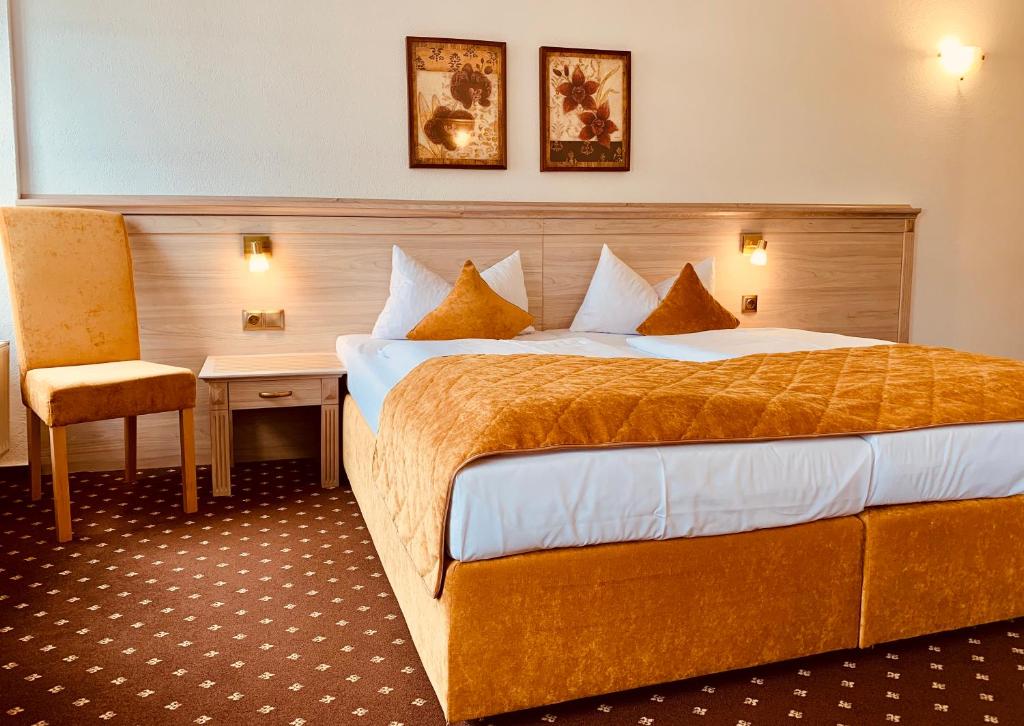 圣戈阿尔圣高伽莱茵酒店的酒店客房设有一张大床和一张书桌。