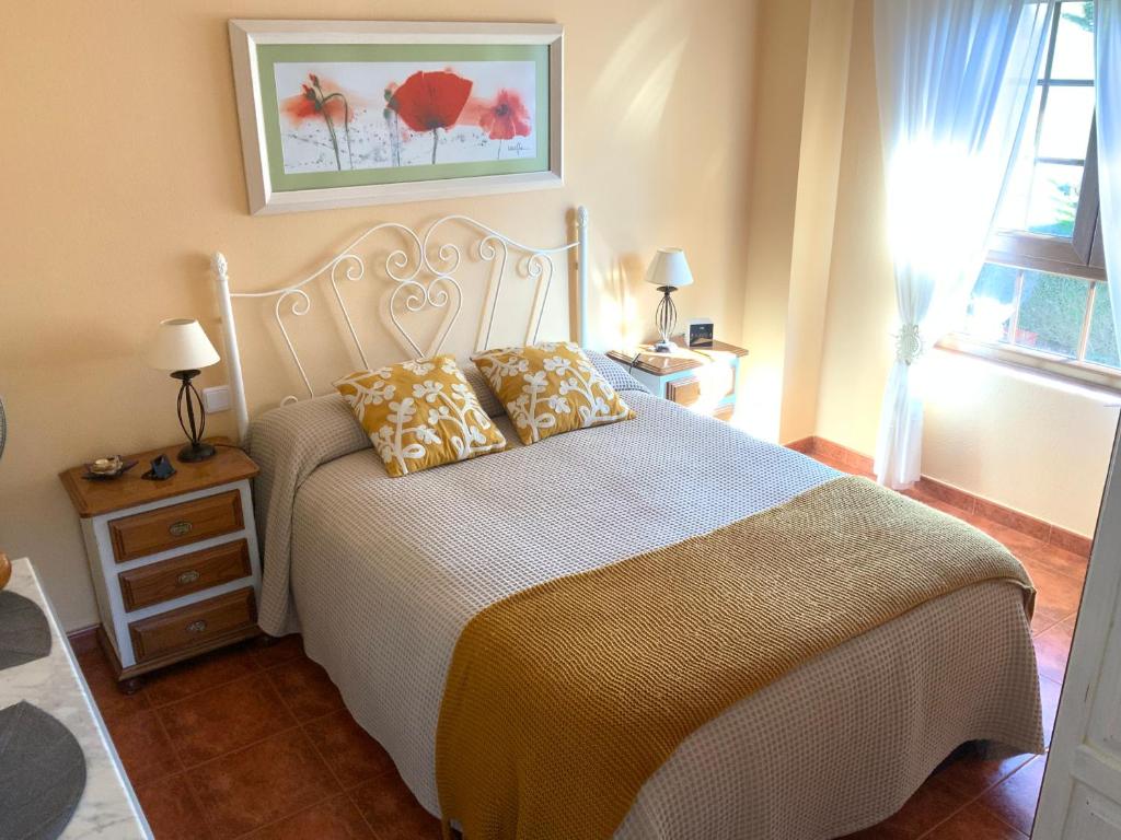 RuilobaLA TUDANCA DE CASASOLA Sin sorpresas, oficial, Comillas 5 min的一间卧室配有一张带两个枕头的床