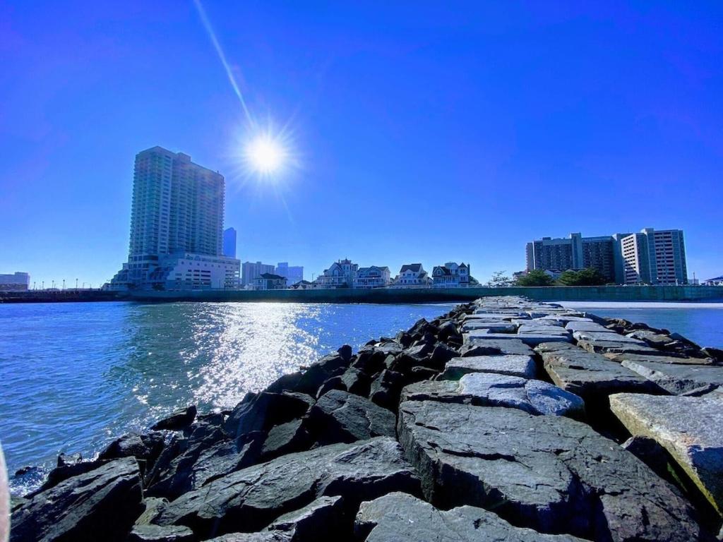 大西洋城3 bedroom Atlantic City House Steps from Boardwalk, beach, shopping , nightlife.的水体和建筑物的景色