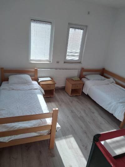 科查尼VILLA SIMKA的一间卧室设有两张床和两个窗户。