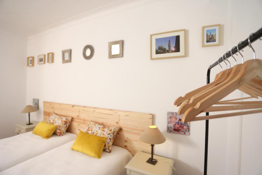 Padrãooporto airport house的一间卧室配有一张带黄色枕头的床