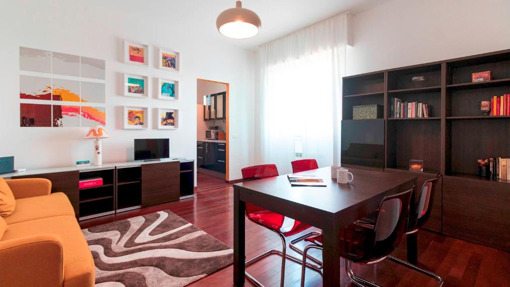 塞格拉泰Italianway - Nona Strada 7的客厅配有桌子和沙发