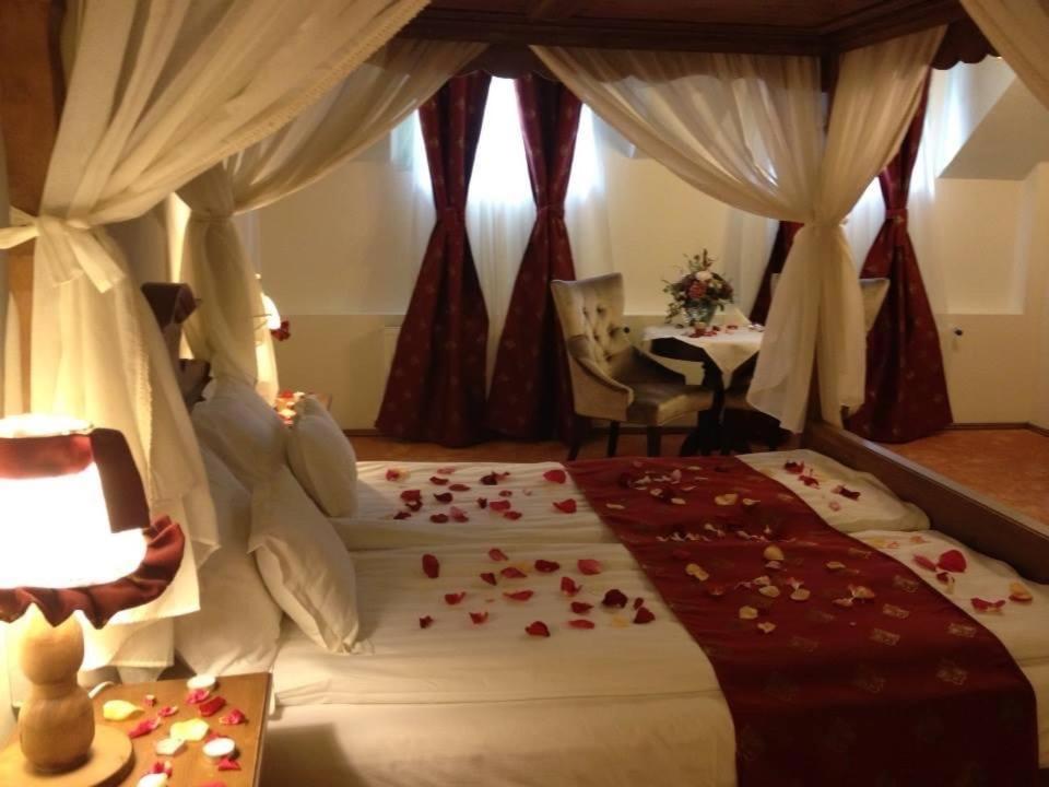锡吉什瓦拉弗朗卡旅馆的一间卧室,床上有玫瑰花床