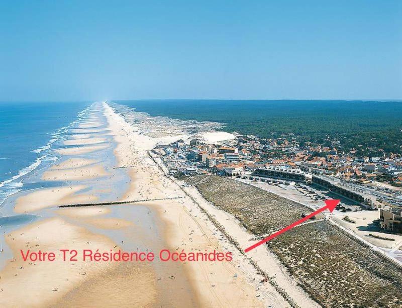 拉卡诺奥肯T2 Rés Océanides vue Océan, parking privé的海滩空中景,有红色标记