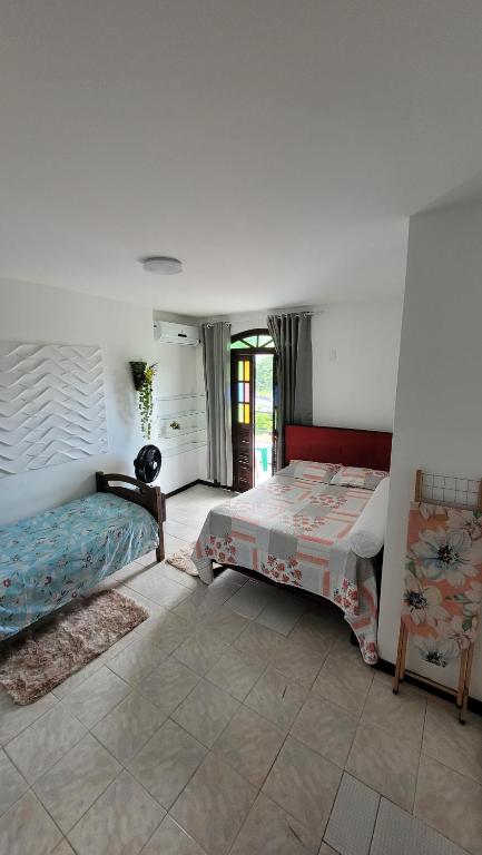 萨尔瓦多Quartos no centro de Salvador的一间卧室,配有两张床