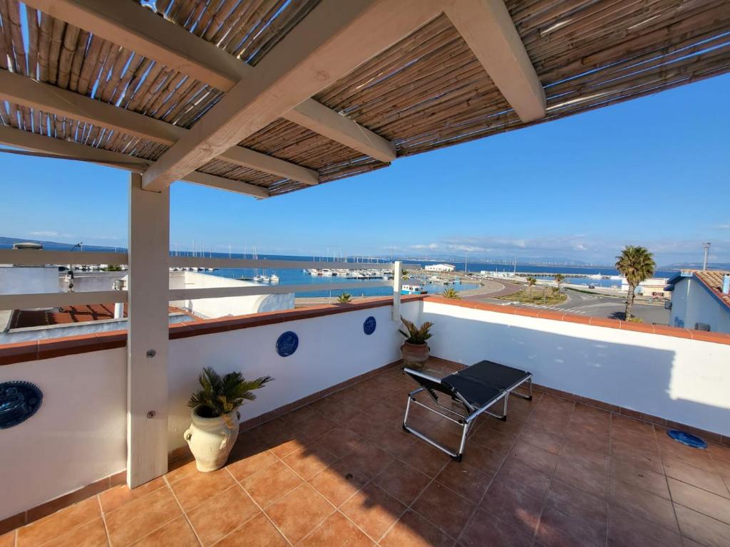 卡拉赛达Perla del mare的阳台配有桌子,享有海景。