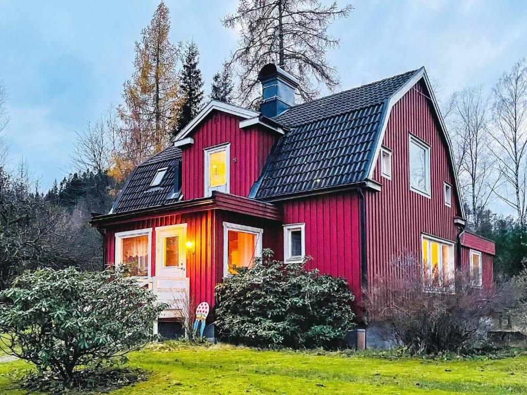 奥莫尔Holiday home ÅMÅL的黑色屋顶的红色房子